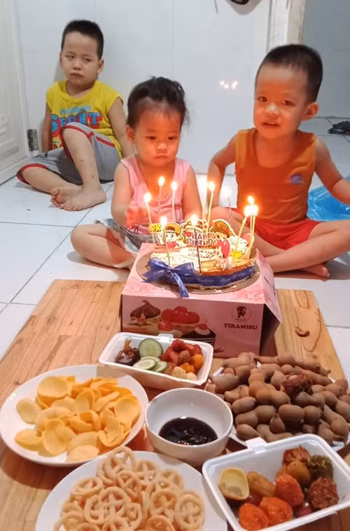 Nhìn ảnh này, có ai biết bữa tiệc sinh nhật là của cậu bé áo vàng không nhỉ? Nhìn ảnh này, có ai biết bữa tiệc sinh nhật là của cậu bé áo vàng không nhỉ?