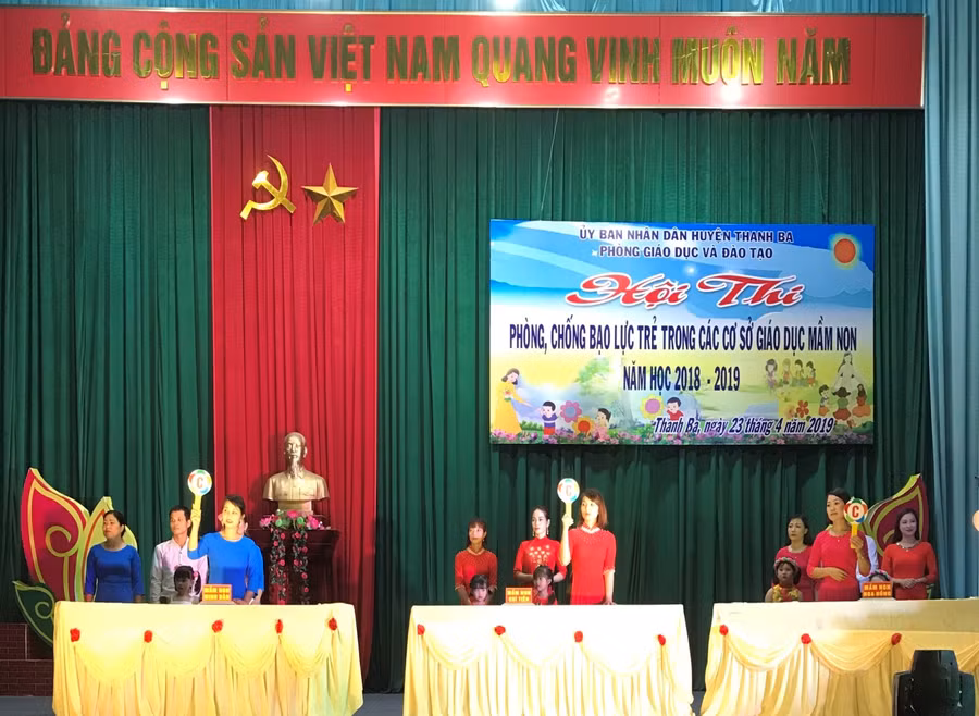 Các đội thi trả lời câu hỏi trắc nghiệm về kiến thức phòng, chống bạo lực trẻ