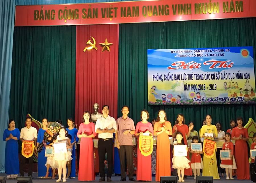 Lãnh đạo UBND huyện trao giải Nhất cho đội thi trường mầm non Hoa Hồng