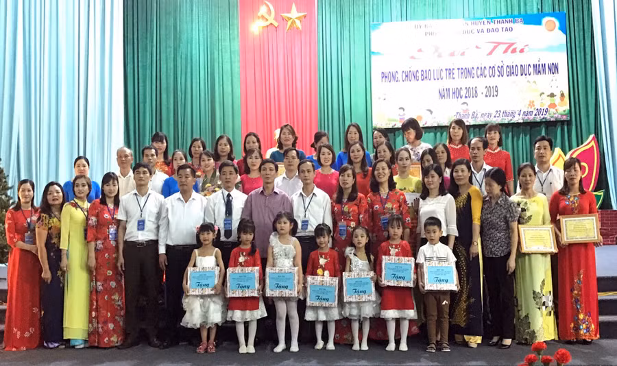 Các đại biểu chụp ảnh lưu niệm cùng các đội chơi
