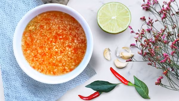 Nước mắm gừng sẽ giúp món vịt luộc thơm đậm đà hương vị. Nước mắm gừng sẽ giúp món vịt luộc thơm đậm đà hương vị.