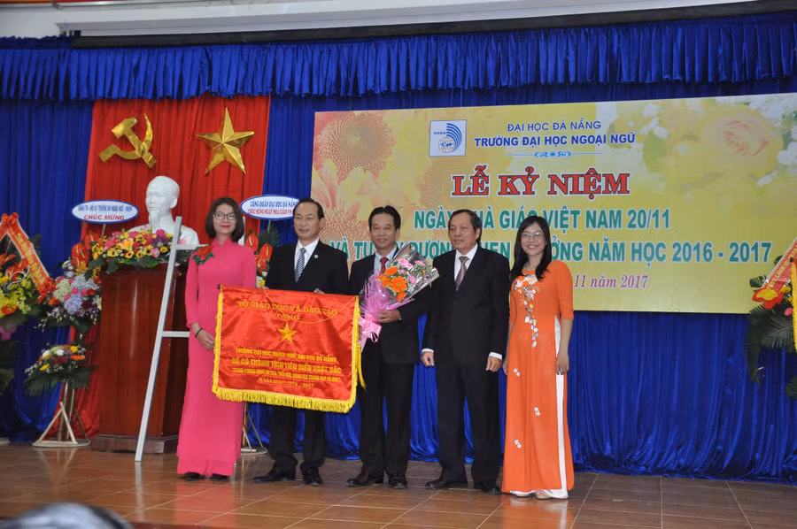 Bộ GD&ĐT tặng Cờ thi đua năm học 2016-2017 cho Trường ĐH Ngoại ngữ - ĐH Đà Nẵng.