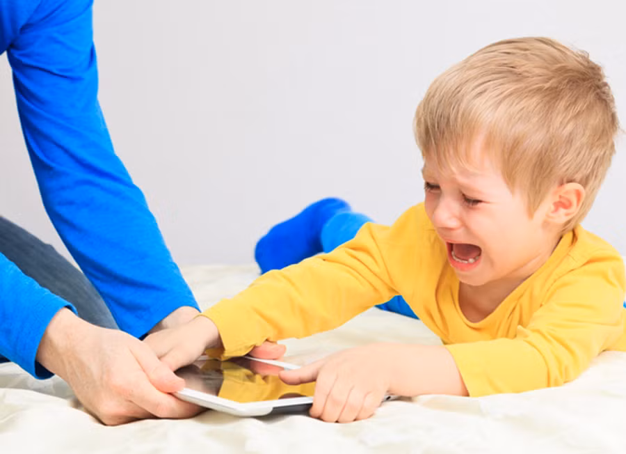 Vui chơi ngoài trời giúp con "cai" điện thoại