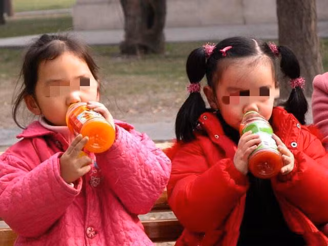 Bé gái 4 tuổi cao 1m3, cả nhà vô cùng tự hào, đến khi bác sĩ tiết lộ sự thật khiến mẹ và bà nội khóc ròng - Ảnh 3.