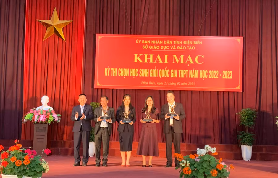 Ông Nguyễn Văn Đoạt (ngoài cùng bên trái) trao quà, động viên Hội đồng coi thi và thành viên đoàn kiểm tra thi. Ông Nguyễn Văn Đoạt (ngoài cùng bên trái) trao quà, động viên Hội đồng coi thi và thành viên đoàn kiểm tra thi.