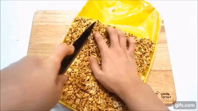 Đổ hết cả gói mì tôm vào chảo rang lên, đừng vội chê cười vì bạn sẽ ngạc nhiên với thành quả tôi làm ra - Ảnh 6.