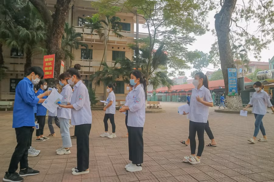 Thí sinh thực hiện giãn cách đảm bảo an phòng phòng dịch Covid-19.