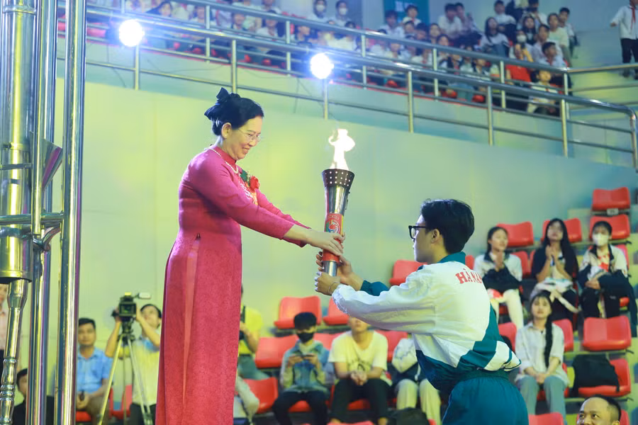 Bí thư Tỉnh ủy Hà Nam Lê Thị Thủy tiếp nhận và thắp sáng ngọn đuốc truyền thống của Hội khỏe Phù Đổng tỉnh Hà Nam. Bí thư Tỉnh ủy Hà Nam Lê Thị Thủy tiếp nhận và thắp sáng ngọn đuốc truyền thống của Hội khỏe Phù Đổng tỉnh Hà Nam.
