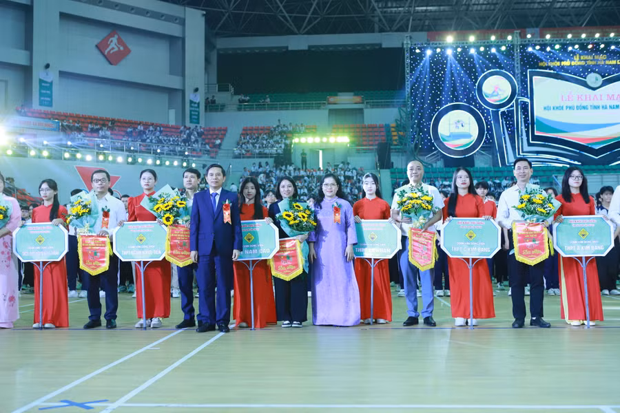 Đại diện các đoàn tham dự nhận cờ lưu niệm, hoa chúc mừng từ ban tổ chức. Đại diện các đoàn tham dự nhận cờ lưu niệm, hoa chúc mừng từ ban tổ chức.