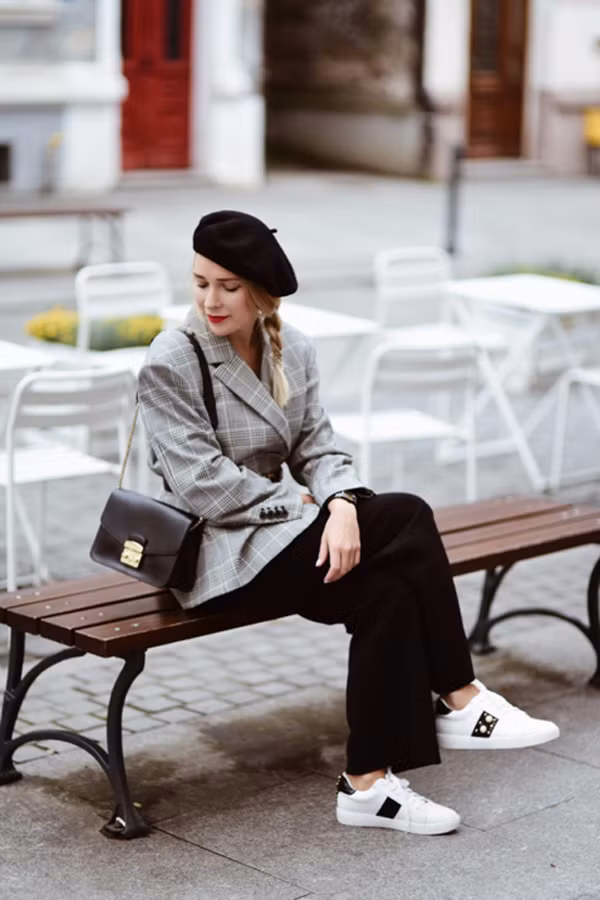 Ở mùa mốt năm nay chọn mũ nồi đen để phối cùng các kiểu blazer ca rô thời thượng, áo choàng xám dáng dài hợp mốt hay váy ngắn trẻ trung là những phong cách được yêu thích. phoi-trang-phuc-dep-voi-con-sot-mu-noi-8