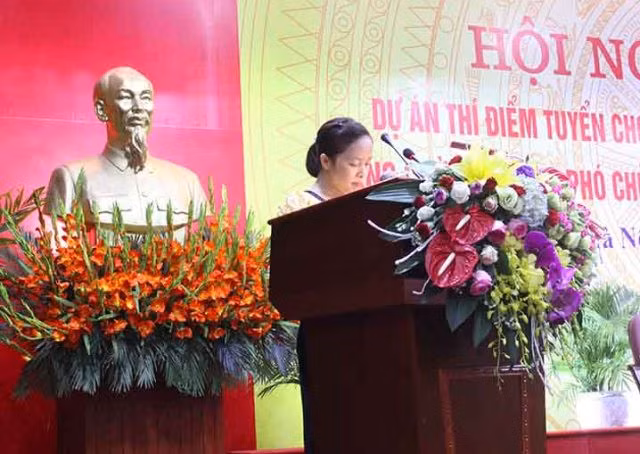 Nữ cán bộ xã mải làm việc quên chuyện cá nhân Lê Thị Hương trong buổi hội nghị tổng kết Dự án 600 tri thức trẻ.