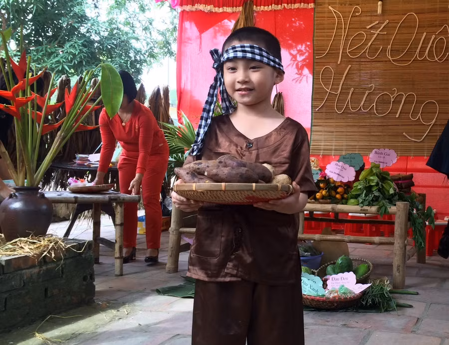 Em Thiệu Anh- học sinh lớp 1 tự tin bán hàng trong Hội chợ quê.