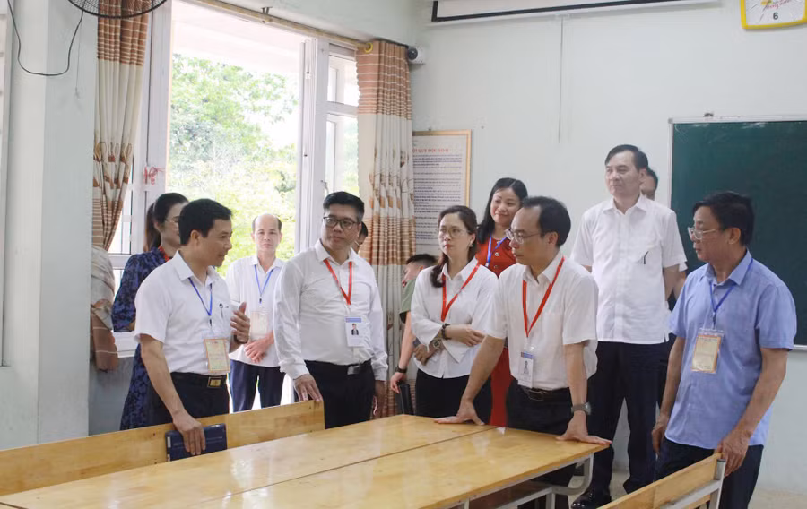 Đoàn Công tác của Bộ GD&ĐT kiểm tra cơ sở vật chất tại trường THPT Lương Ngọc Quyến, điểm chấm thi tốt nghiệp THPT năm 2023. Đoàn Công tác của Bộ GD&ĐT kiểm tra cơ sở vật chất tại trường THPT Lương Ngọc Quyến, điểm chấm thi tốt nghiệp THPT năm 2023.