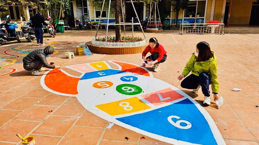Các cô giáo tô vẽ những hình khối trên sân để học sinh tham gia vận động thể chất. Các cô giáo tô vẽ những hình khối trên sân để học sinh tham gia vận động thể chất.