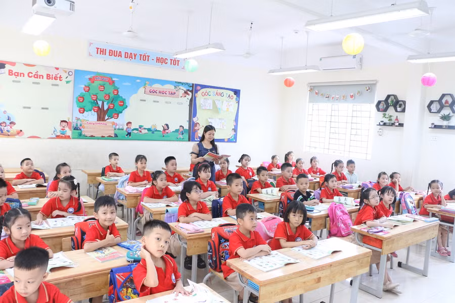 Tại mỗi lớp của Trường Tiểu học Ngũ Hiệp đều được trang bị máy chiếu đầy đủ.