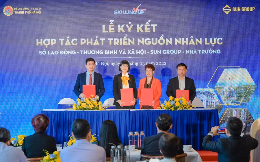 Lễ ký kết hợp tác của trường với Tập đoàn Sun Group