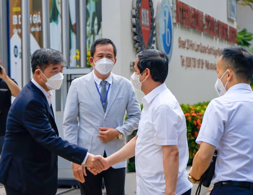 PGS.TS. Thái Bá Cần - Phó Tổng giám đốc Tập đoàn Nguyễn Hoàng chào đón Bộ trưởng Nguyễn Kim Sơn cùng Đoàn công tác của Bộ Giáo dục&amp;Đào tạo tới thăm trường SNA.