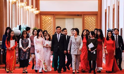 sinh viên Việt Nam tiêu biểu tại Hàn Quốc được bà Kim Jung-sook đón tiếp tại Nhà Xanh