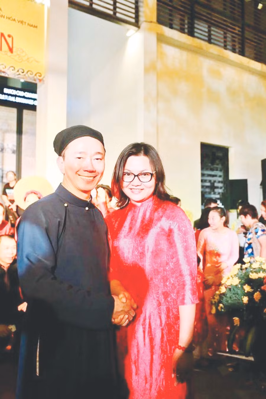 Bà Trần Thị Thúy Lan (phải) và đại sứ Phạm Sanh Châu trong một hoạt động văn hóa tại phố cổ Hà Nội