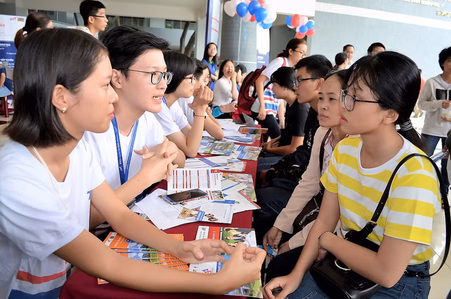 Thí sinh tìm hiểu thông tin về tuyển sinh vào các trường sư phạm