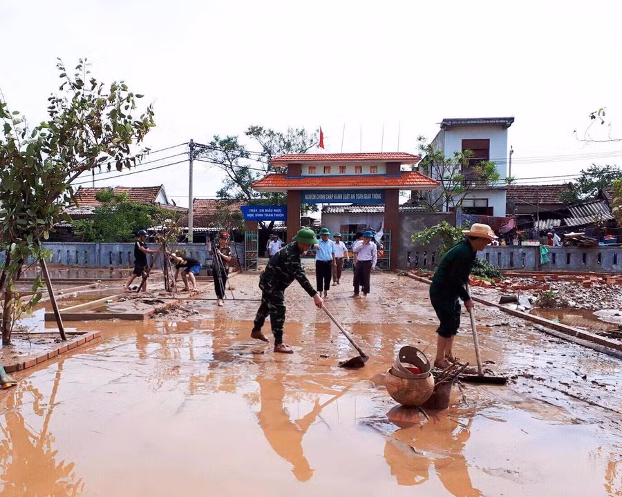 Đoàn thể các cấp chung tay dọn dẹp trường lớp để học sinh sớm đến trường. 