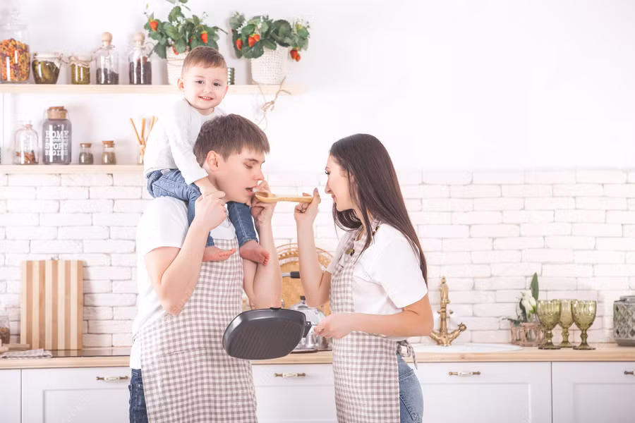 Nấu ăn có thể là một cách tuyệt vời để thư giãn và vui vẻ cùng nhau. (Ảnh: ITN). Nấu ăn có thể là một cách tuyệt vời để thư giãn và vui vẻ cùng nhau. (Ảnh: ITN).