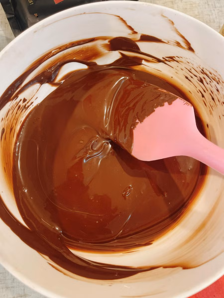 Socola sau khi thái nhỏ mình để lên bát nước sôi và khuấy đều cho tan hoàn toàn.