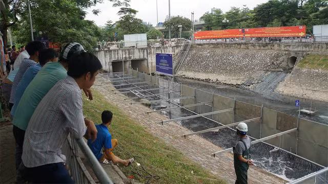 Xem màn trình diễn biến bùn thành CO2 và nước trên sông Tô Lịch - 17