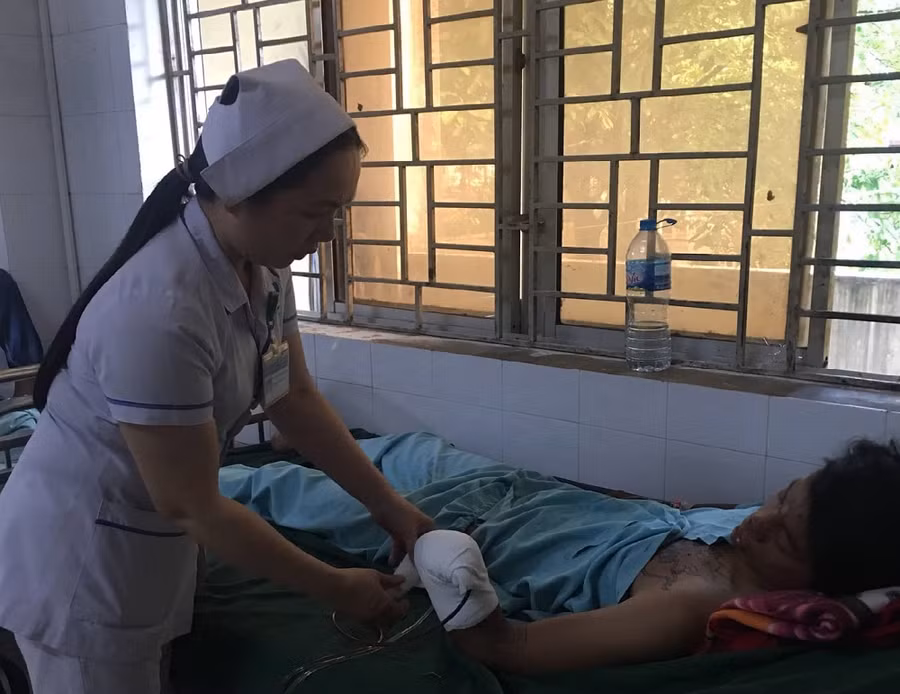 Bệnh nhân bị dập nát bàn tay do điện thoại phát nổ trong lúc sạc pin. Dùng điện thoại khi sạc, nam thanh niên ở Đồng Nai bị nổ nát bàn tay