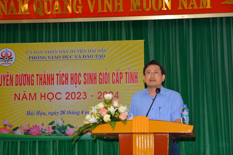 Ông Vũ Thế Hưng - Trưởng Phòng GD&amp;ĐT Hải Hậu động viên, ghi nhận sự nỗ lực của thầy trò các nhà trường trên địa bàn huyện trong kỳ thi chọn HSG cấp tỉnh năm 2024.