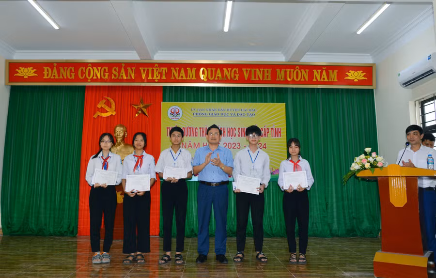 Ông Vũ Thế Hưng - Trưởng Phòng GD&ĐT Hải Hậu trao thưởng cho các em học sinh đạt thành tích cao tại kỳ thi HSG cấp tỉnh năm 2024.