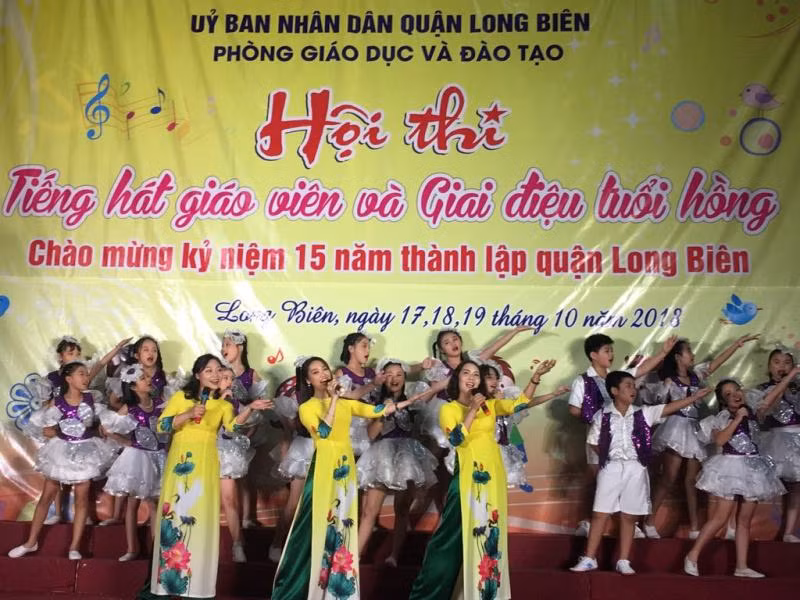 Cô và trò hòa tiếng ca, điệu múa trong một tiết mục biểu diễn