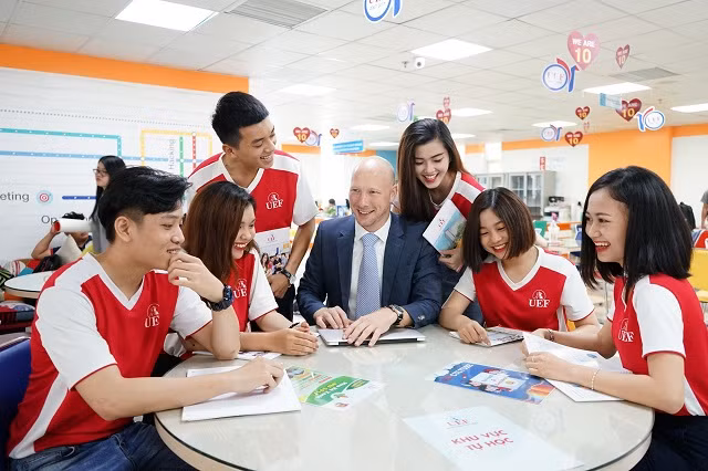 Sinh viên UEF