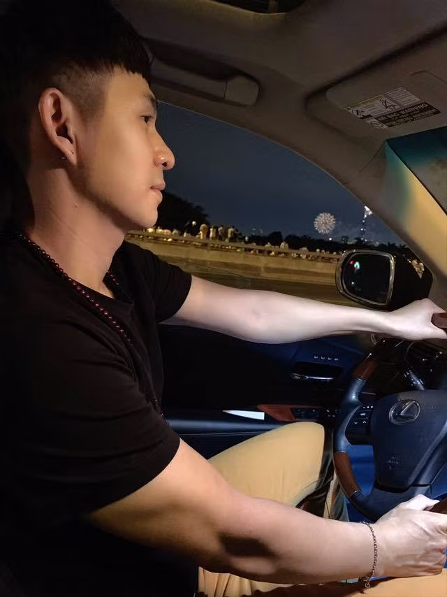 Chia sẻ về mức thu nhập ổn định khi đi diễn ở miền quê, Châu Gia Kiệt cho biết: "Những dịp lễ Tết show chậu liên tục, có ngày diễn 3-4 địa điểm, sáng hát ở Hà Nội nhưng tối đã có mặt ở Cần Thơ, không có thời gian nghỉ ngơi, đổi lại cũng kiếm được từ 700 triệu đồng/tháng". Các ca sĩ mang danh hội chợ nhưng sở hữu tài sản khủng-15