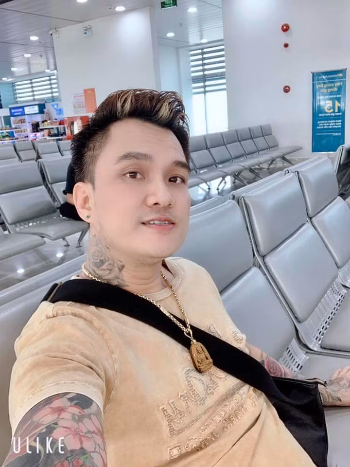 Đồng thời, nam ca sĩ cho biết cát-sê hát hội chợ của anh không hề thấp, lên tới hàng chục triệu đồng giúp anh trang trải cuộc sống, tích góp riêng để phục vụ việc đầu tư âm nhạc. Bên cạnh đó, anh còn hát ở sự kiện, đám cưới... cát-xê dao động từ 40-50 triệu đồng. Thù lao cao nhất nghệ sĩ từng nhận được là từ show hát đám cưới, lên tới 100 triệu đồng. Các ca sĩ mang danh hội chợ nhưng sở hữu tài sản khủng-13