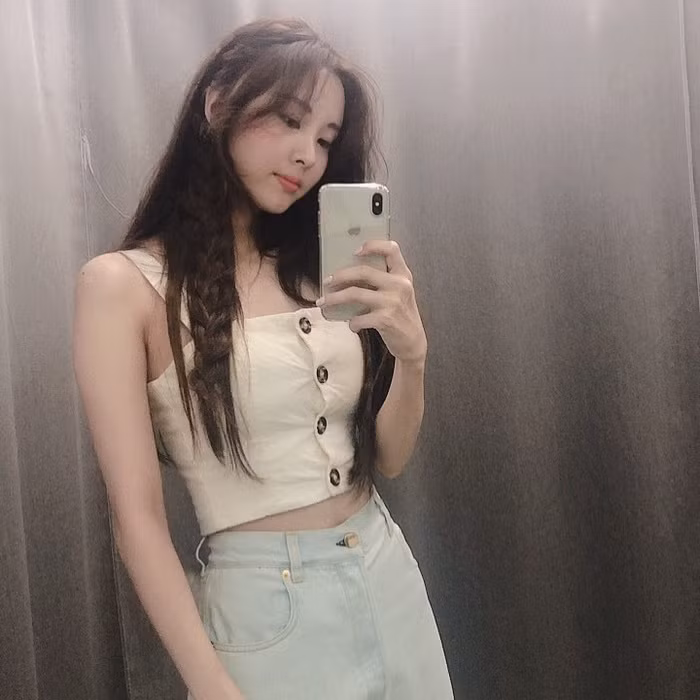 Xem Instagram của 5 mỹ nhân K-pop này để mặc đẹp mọi lúc mọi nơi ảnh 3 Chăm chỉ lướt Instagram của 5 mỹ nhân K-pop, bạn sẽ học được khối cách diện đồ hè sành điệu