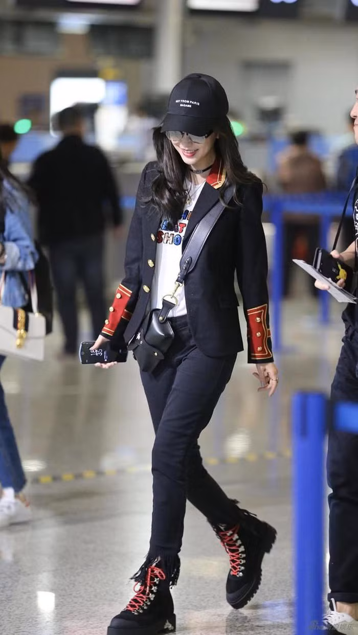 Angelababy xuất hiện đẳng cấp, ngập tràn hàng hiệu tại sân bay ảnh 11 Angelababy xuất hiện đẳng cấp, ngập tràn hàng hiệu tại sân bay ảnh 11