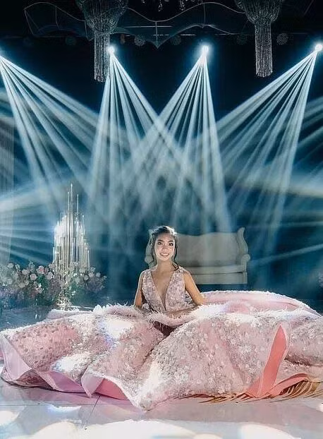 Danica đã mời một đội ngũ nhân viên hùng hậu để giúp cô tổ chức thành công bữa tiệc này.