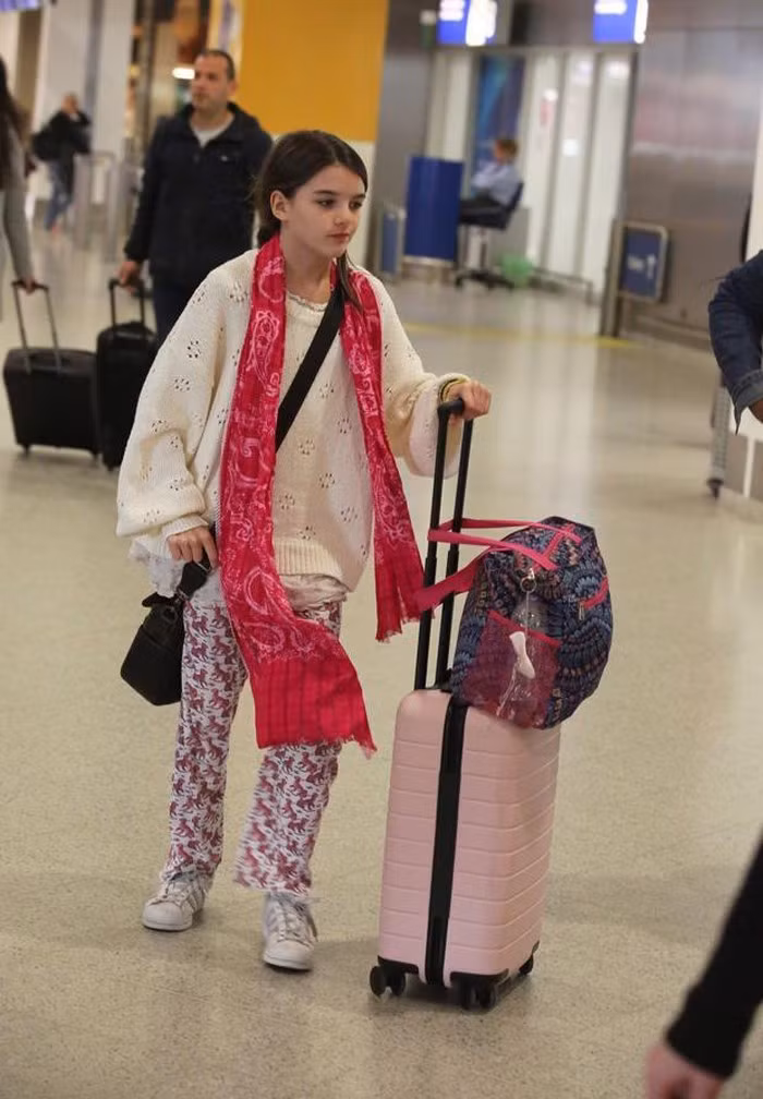 Không còn là “công chúa nhỏ” của Hollywood, Suri Cruise cao ráo, ra dáng thiếu nữ khi dạo phố ảnh 11