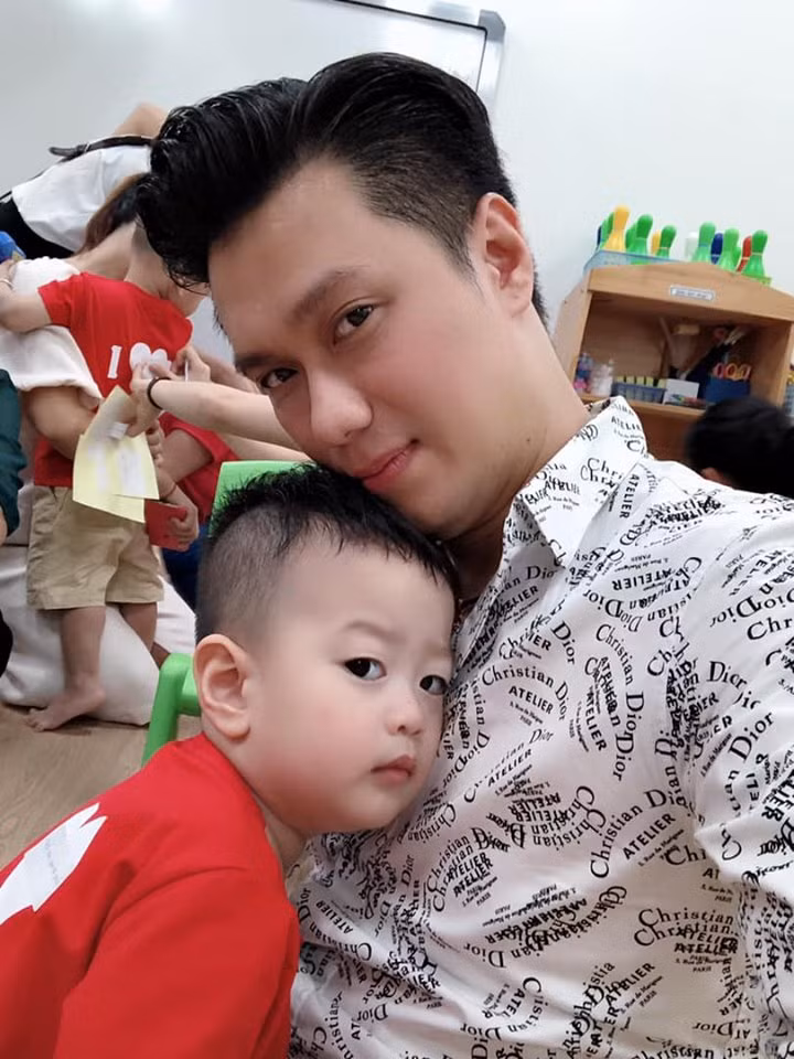Sau cuộc ly hôn nhiều ồn ào, Việt Anh nghẹn ngào tuyên bố làm điều này với con trai ảnh 3 Sau cuộc ly hôn nhiều ồn ào, Việt Anh tuyên bố sẽ làm mọi cách để con trai vào Sài Gòn sống-3