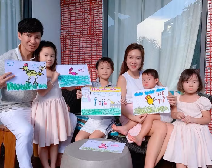Gia đình anh cũng thường cùng nhau đi du lịch khắp nơi tận hưởng cuộc sống hạnh phúc viễn mãn mà ai cũng ao ước. Các ca sĩ mang danh hội chợ nhưng sở hữu tài sản khủng-4