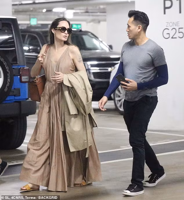 angelina jolie mặc đầm gợi cảm ra phố mua sắm cùng hai con gái hình 2 angelina jolie mac dam goi cam ra pho mua sam cung hai con gai hinh 2