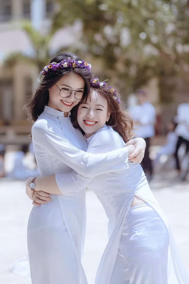 Để có được những cảm xúc tự nhiên nhất, lớp đã bật nhạc rồi ngồi lại bên nhau, trò chuyện vui vẻ, hát theo nhạc để thợ ảnh ghi lại những khoảnh khắc tự nhiên nhất, thân thiết bên nhau.