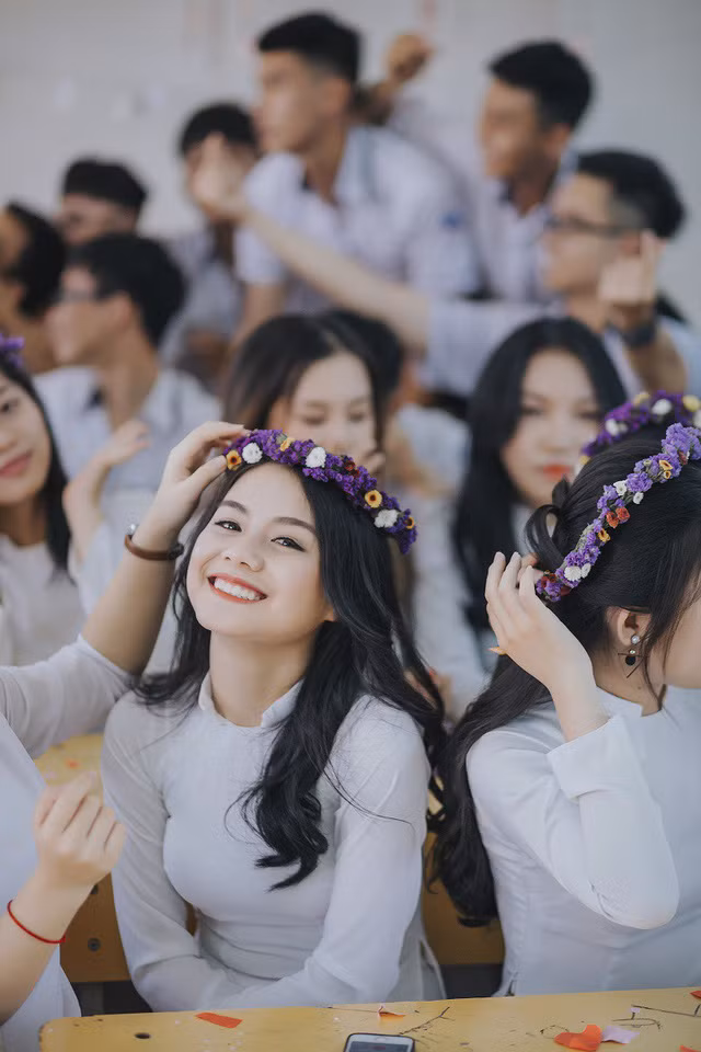 “Trước khi chụp các bạn nam lớp em còn tình nguyện lên lớp trang trí để các bạn nữ đi trang điểm. Những chuyến đi trước của lớp em cũng đều rất vui và nhiều kỷ niệm, chúng em vẫn luôn tự hào là lớp có hoạt động Đoàn năng nổ nhất. Và sau tất cả, lúc chụp kỷ yếu chính là những phút giây ở lại bên nhau”, Phương nói.