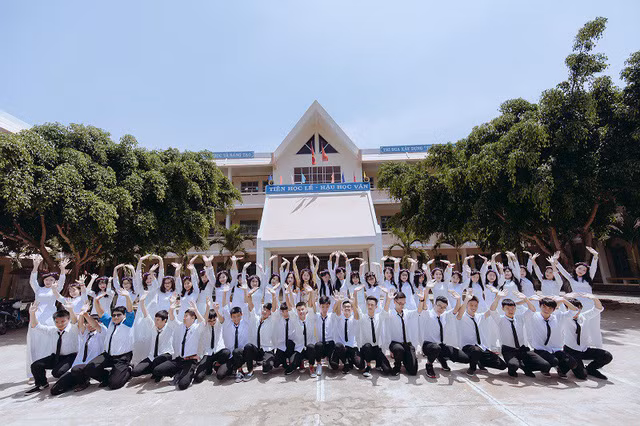 Phương còn cho biết thêm, tập thể 12A7 tuy số lượng nam nữ chênh lệch nhưng là một tập thể có tinh thần đoàn kết rất cao, từ trước tới nay tất cả những ý tưởng đều được cả lớp đồng thuận và ủng hộ nhiệt tình.