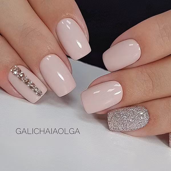 Mẫu móng nude gắn đá