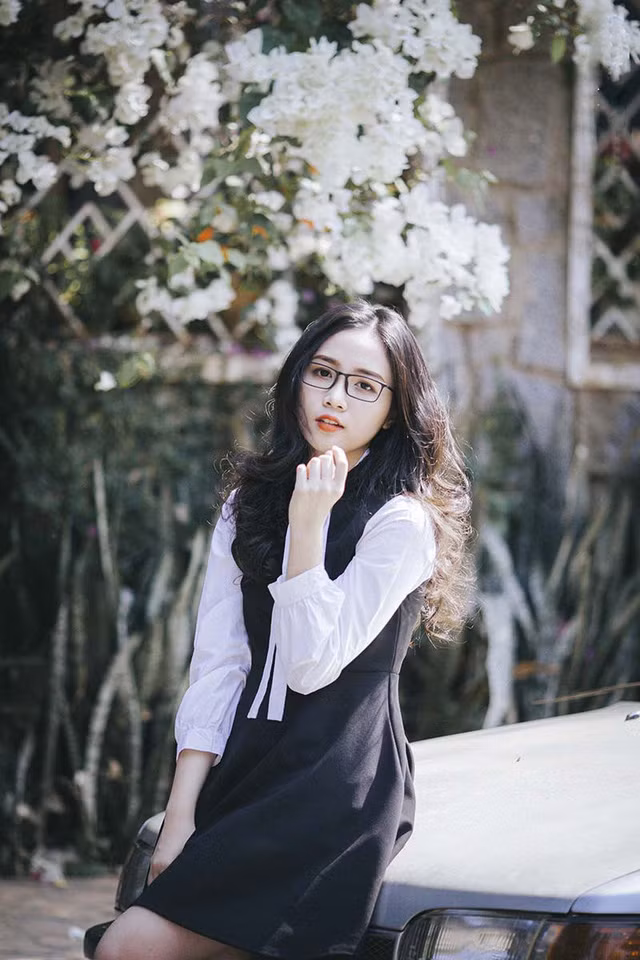 Nữ sinh này từng nhận được “cơn mưa lời khen” trong bộ ảnh thiên thần áo trắng cách đây không lâu. Dù vậy, với Huyền điều quan trọng là được sống với đam mê, hoài bão và cố gắng hết mình vì ước mơ, cô cảm thấy hạnh phúc khi nhận được nhiều sự yêu mến của mọi người, và lấy đó làm động lực phấn đấu. Khi nhận được những lời mời đóng phim, quảng cáo, Huyền nhẹ nhàng từ chối để dành thời gian cho việc học và ôn tập cho những kỳ thi quan trọng sắp tới.