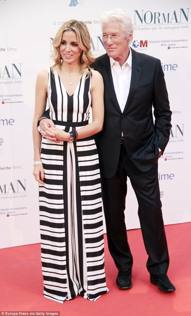 Richard Gere và bạn gái trẻ đẹp hẹn hò đã được 3 năm và thường xuyên cùng nhau xuất hiện trong các sự kiện lớn nhỏ 