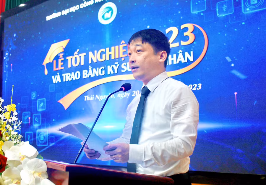 PGS.TS Phùng Trung Nghĩa - Hiệu trưởng Trường Đại học Công nghệ Thông tin và Truyền thông phát biểu chúc mừng các tân kỹ sư, tân cử nhân.