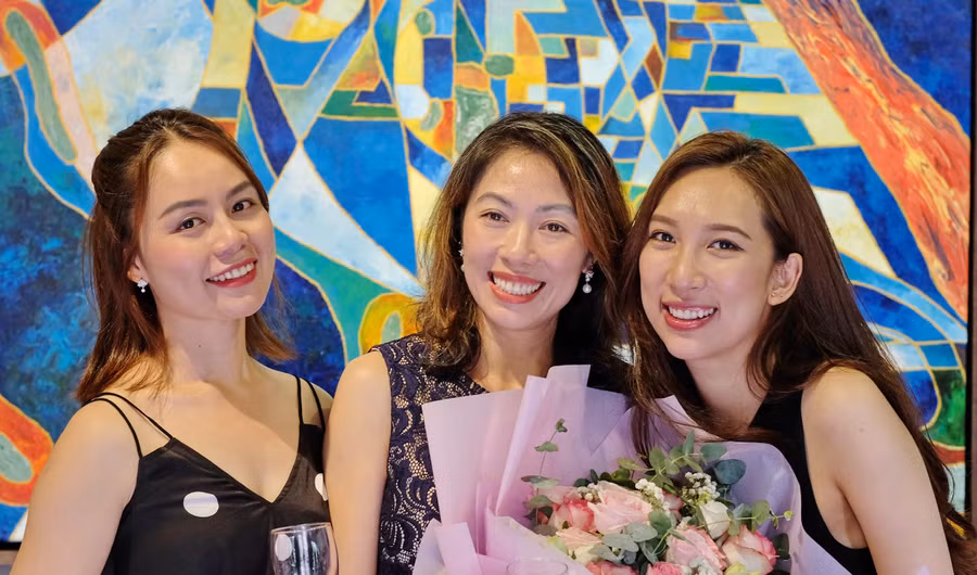 Ba nữ hoạ sĩ - từ trái qua: Hương Giang Hoàng, Ly Trần, Vương Linh.